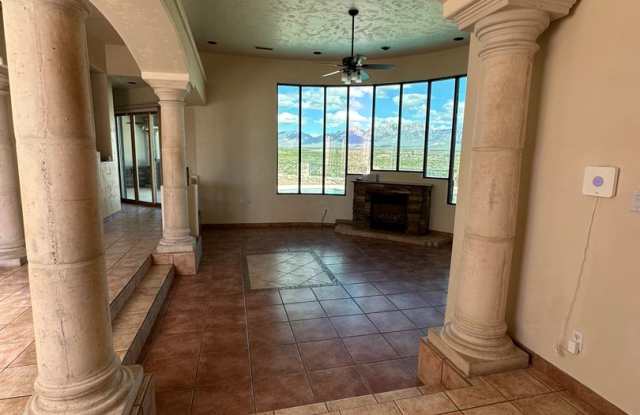 Stunning Luxury Home with Private Pool & Hot Tub! Gallery 4