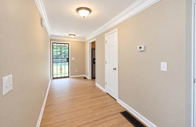 Updated 3-Bedroom Home in Atlanta – Housing Vouchers Welcome! Gallery 4