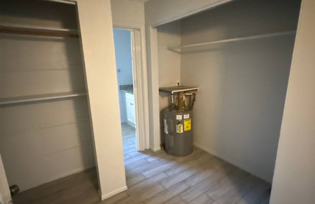 ** 1 BED\1 BATH HOME IN FORT MYERS IN THE RIVER DISTRICT AVAILABLE FOR A LONG-TERM TENANT -- LARGE AND SMALL DOGS ALLOWED -- CATS ALLOWED *** Gallery 4