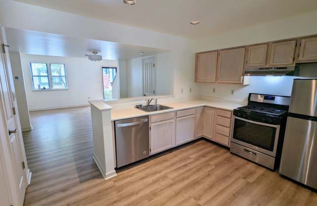 Premier City Living 2 Bed 1.5 Bath Townhouse with off street parking! Available immediately! (South Side Flats) photos photos