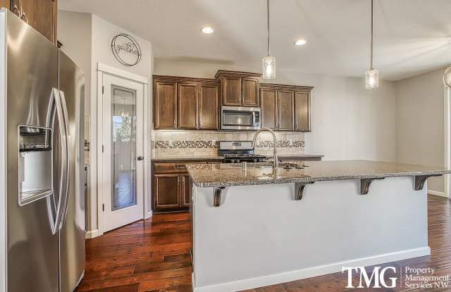 Large 4 Bed 2.5 Bath with its own Putting Green in Ridgefield! photos photos