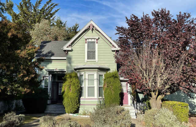 Sweet 2/1 Upstairs Victorian Apartment - 319 8th Street - 319 8th Street, Petaluma, CA 94952