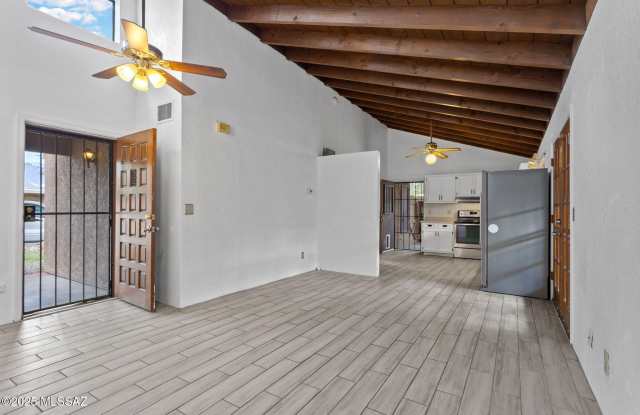 3132 E Presidio Road Gallery 1