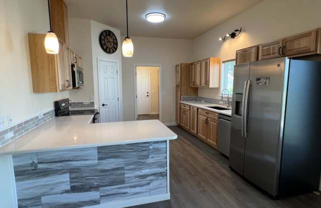 New Construction! 2 bed/ 2 bath with VIEWS, washer/dryer, d/w and more! W/S/G and landscaping paid!! - 1834 4th Street Southeast, Douglas County, WA 98802