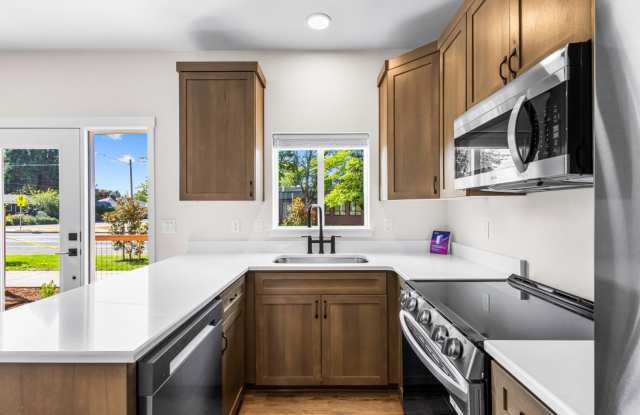 September Move In 3 bed 3 bath NEW Dixon Cottages Gallery 3