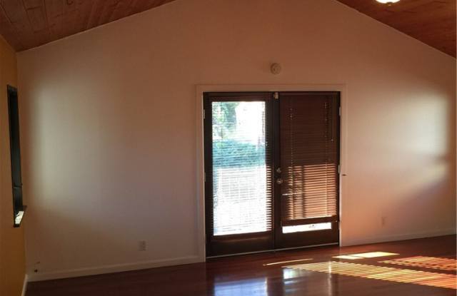2564 Lake View Avenue Gallery 3