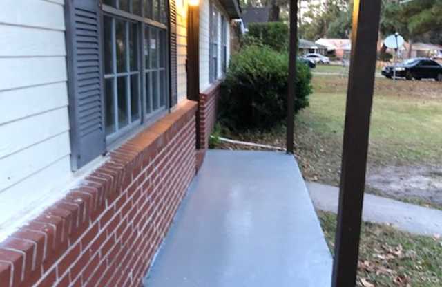 Cozy home off White Bluff Rd Gallery 3