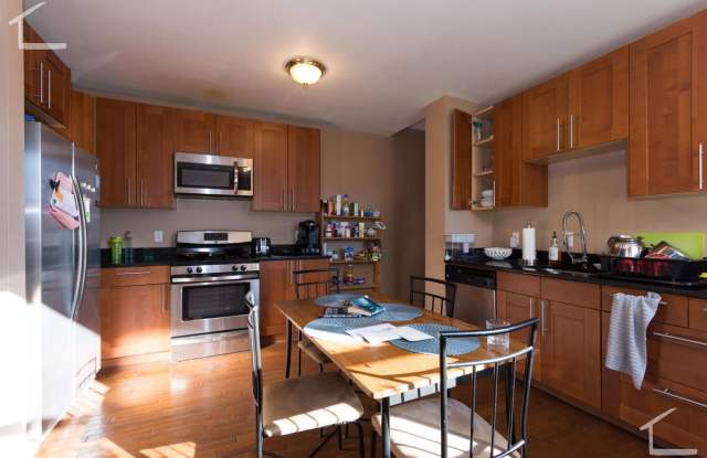 Huge 5 bed unit located by the Green Line. photos photos