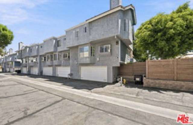 18721 Hatteras Street Gallery 2