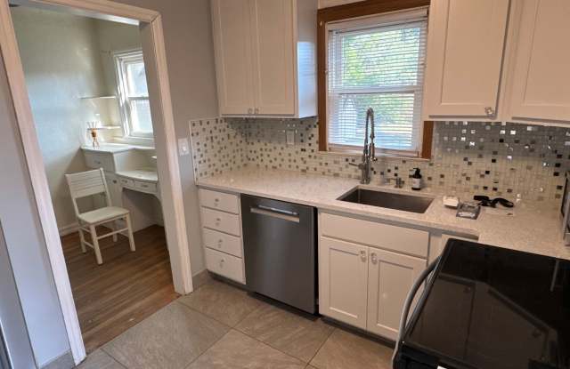 Adorable updated house- 2 bed 1 bath Fenced in yard Gallery 3