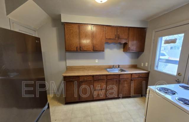 253 Madison Street - 253 Madison Street, Waterloo, IA 50703