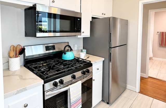 Bungalow Style Apt - Move-in Special - Washer/Dryer in unit, Mini Split A/C,  NEW windowsGarage Available, Pet Friendly Gallery 3