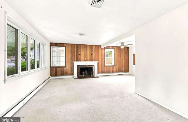 21 DAVIS Avenue Gallery 2