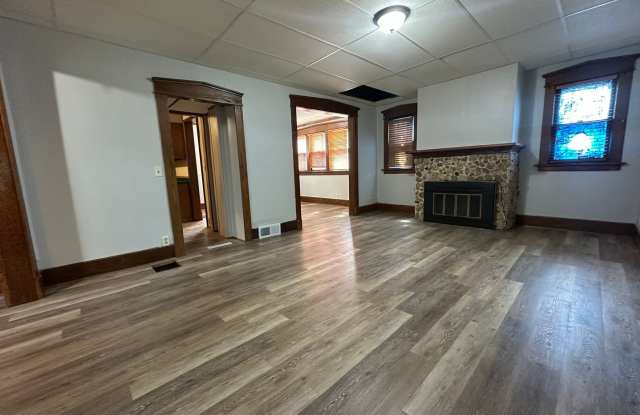 Spacious 4 bed, 2 bath home for fent in Waterloo - 1459 West 2nd Street, Waterloo, IA 50701