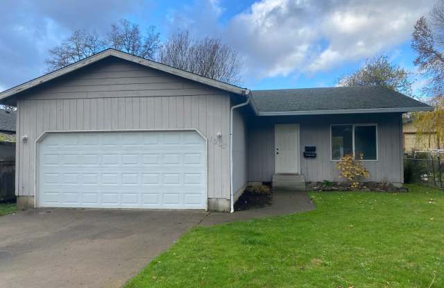Three Bedroom Home with a Two Car Garage - 1203 Ross Avenue, Kelso, WA 98626