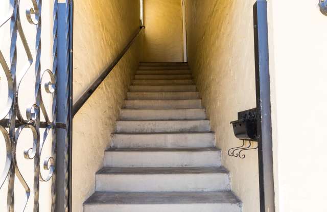 1105 Cloverdale Ave Gallery 2