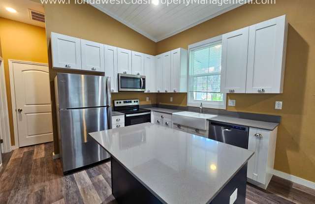 ADORABLE 2 BEDROOM/1 BATH COTTAGE! BRADENTON! ANNUAL LEASE! Gallery 3