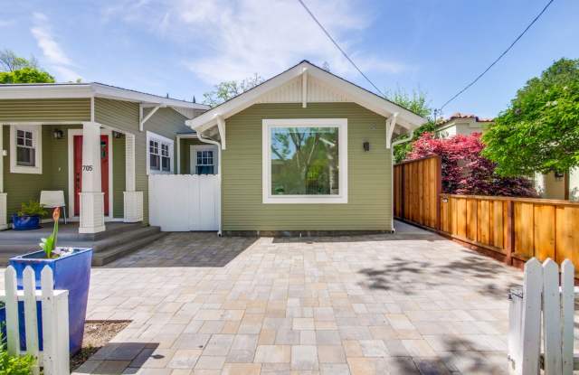 Beautiful 1 Bed 1 Bath Cottage in Highly Desirable Palo Alto Neighborhood! - 705 Lincoln Avenue, Palo Alto, CA 94301