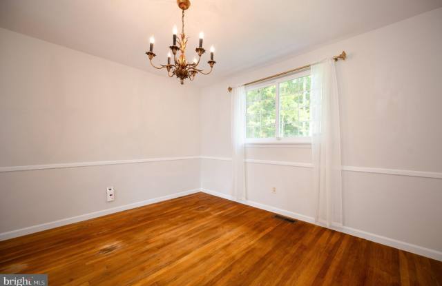 2409 SWEETBRIAR Road Gallery 4
