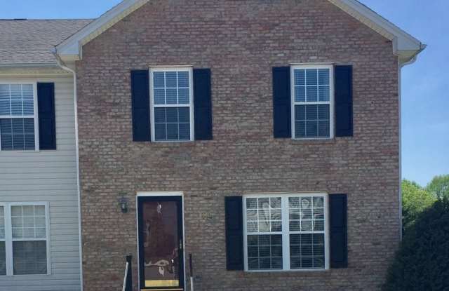 1040 Middleview Dr. Forest VA 4 bedroom 3.5 bath end unit photos photos