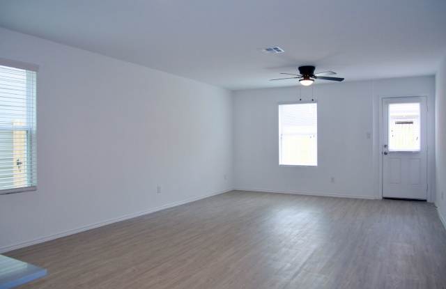 Charming 3 Bed 2 Bath Home in Alamo Ranch - Internet & Pest Control Included! Gallery 4