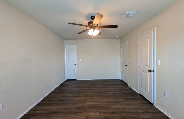 Two Story 3/2.5/2 Duplex close to Creekside Shopping and Entertainment! / Fridge / Fenced in yard /CISD Gallery 3