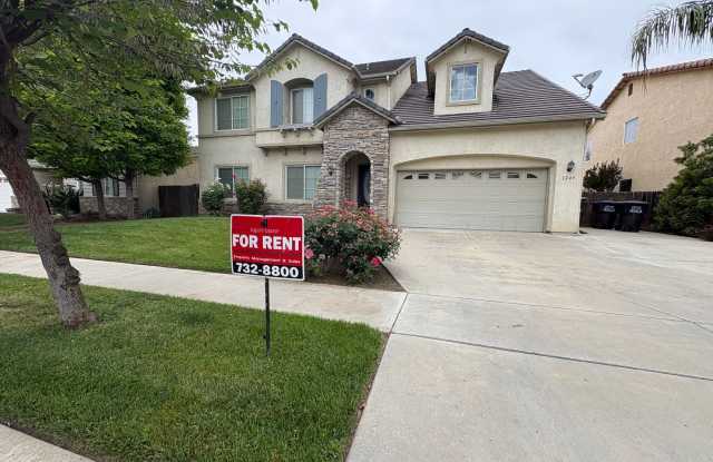 Spacious NW Visalia home Near Shopping Center Available Now! photos photos