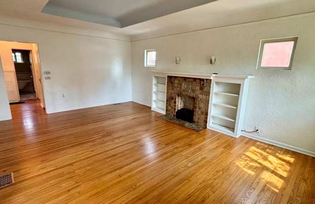 Beautiful 2 bed 1 bath home in University Heights Gallery 3