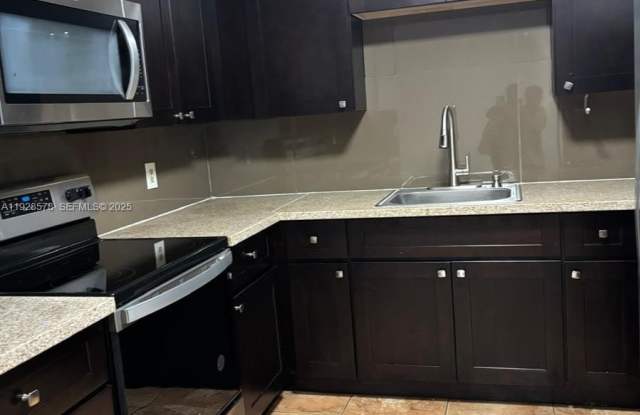 2000 NW 119th St photos photos