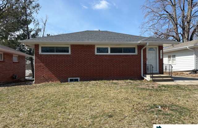 2-Bedroom Home with Hardwood Floors photos photos