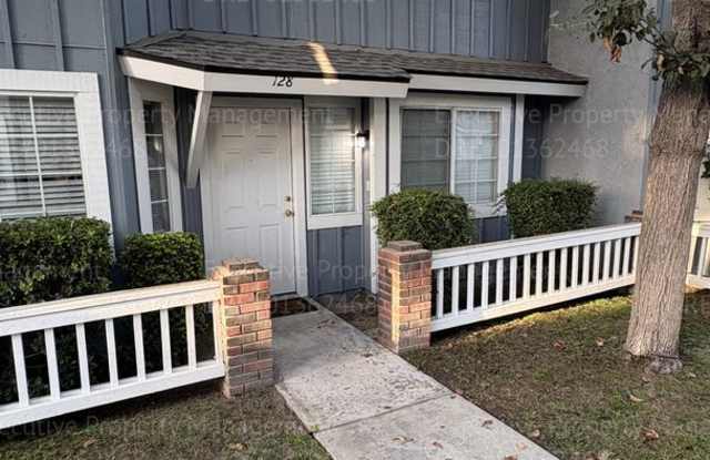 Townhome near Gosford Rd/ Ming Ave close to shopping centers, CSUB, Riverwalk, and the Kern River bike path. Gallery 1