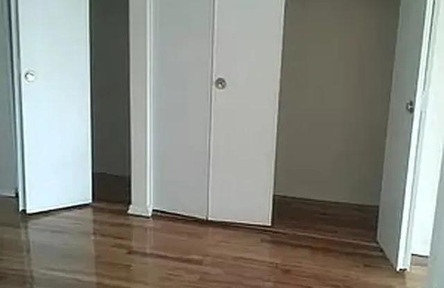 141 Saint Marks Pl Gallery 3