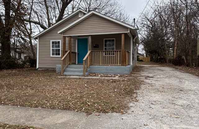 GREAT RECENTLY REMODELED 2 Bedroom Home with large backyard - 526 North Warren Avenue, Springfield, MO 65802