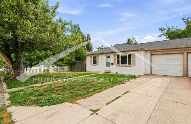 Updated Duplex with Fresh Paint and  Fenced Yard in Great Location! Gallery 1