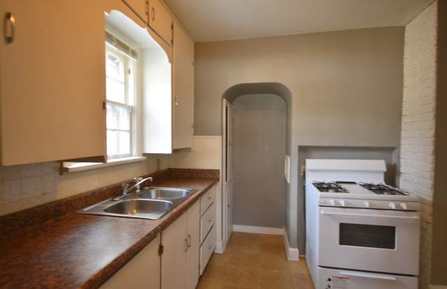 2 Bedroom 1 Bathroom House with a Fenced-in Yard! photos photos