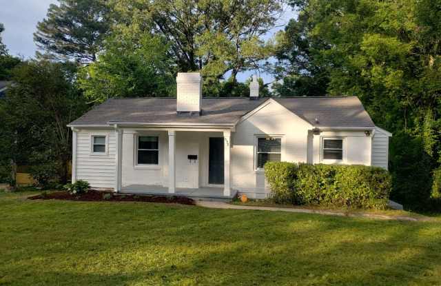 Charming Home, open floor plan close to Charlotte, shopping, airport - 533 Ambassador Street, Charlotte, NC 28208