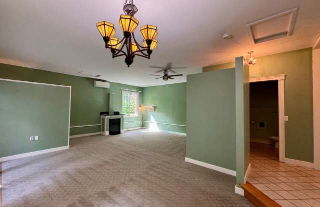 Charming oversized one bedroom cottage nestled quietly among a beautiful Bainbridge oasis Gallery 4