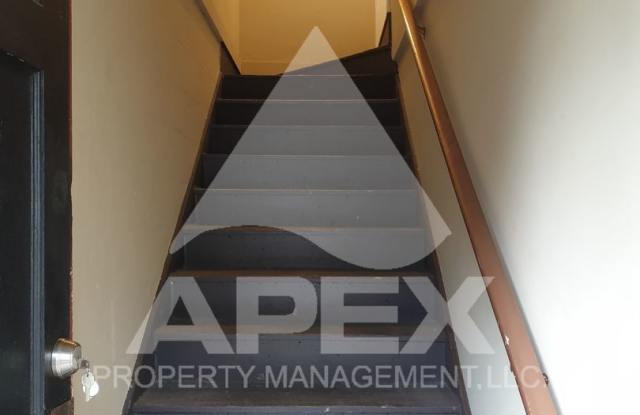 Spacious Top Floor 2 Bd - 1Ba Duplex Apartment in Fountain City!! Gallery 4