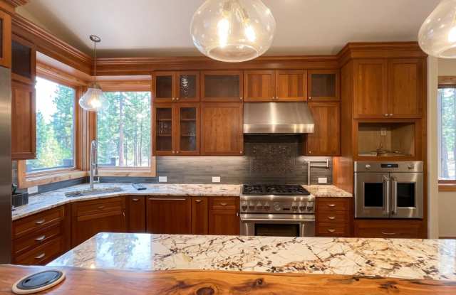 Spacious 3 Bedroom Breckenridge Home with 2-Car Garage, Hot Tub & Dog Run Gallery 4