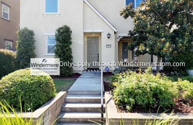 Gorgeous 3BR/3BA Roseville Rental Home Gallery 3