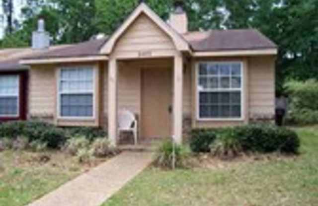 Single Story Townhome with Large Living Room and Fireplace. - 3003 Richview Park Circle South, Tallahassee, FL 32301