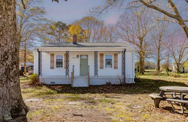 Cute 3 Bed/2 Bath Farmhouse! photos photos