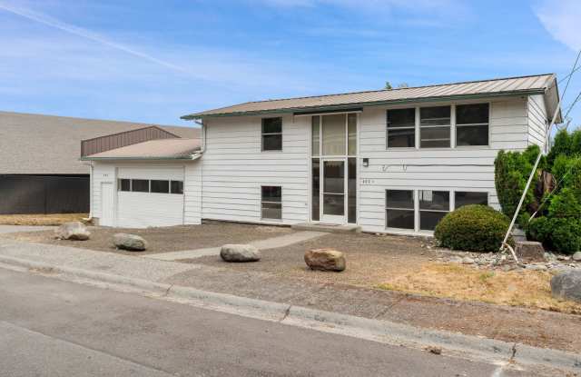 Central Bremerton Home: 1,900 Sq. Ft. with Large Workshop Gallery 3
