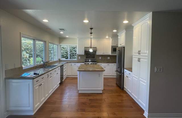 Westlake Village Pool Home on a Quiet Cul-de-Sac Gallery 4