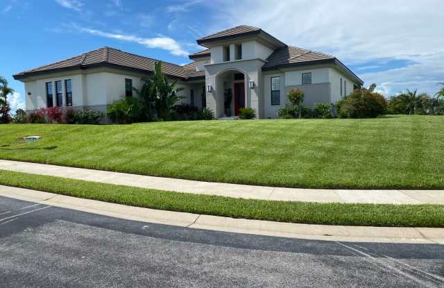 3bed 3 bath one office 2 car garage with plenty room for store , refrigerator Gallery 3