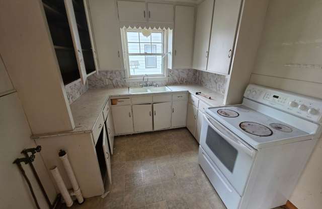 $1,200 |3Bd 1.5+Ba| 1002 5th Ave | Available 6/1/27! Gallery 4