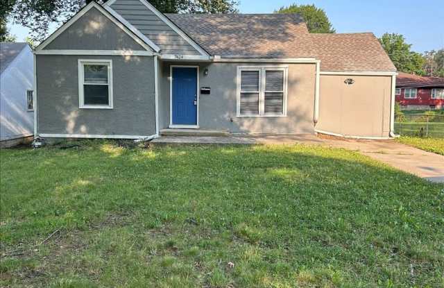 AVAILABLE NOW! 3 Bed 1 Bath!! $1100.00!! FENCED IN BACKYARD - 7424 Park Avenue, Kansas City, MO 64132