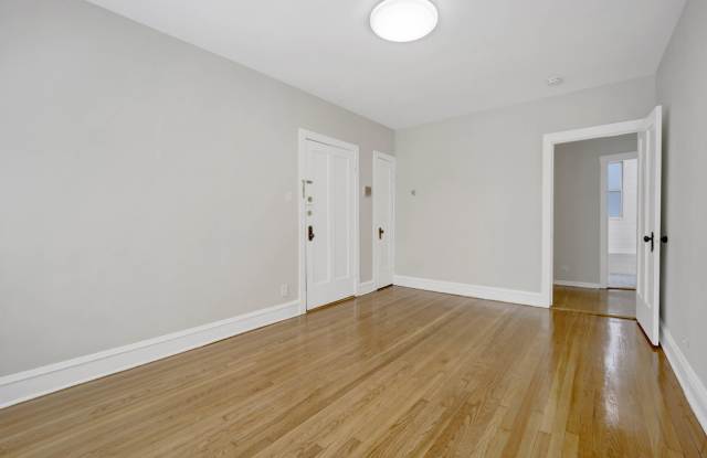 4742 West Roscoe Street Gallery 3