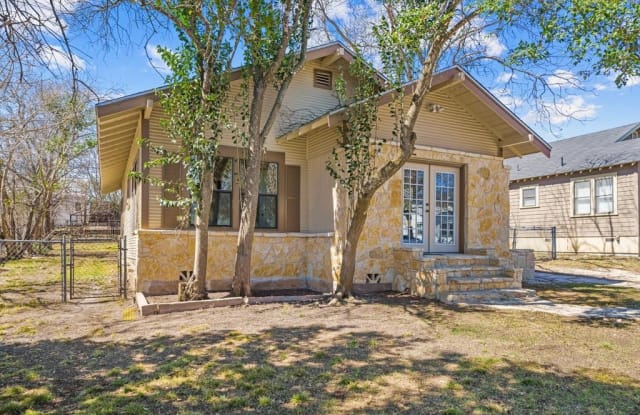 953 Wheless Ave - 953 Wheless Avenue, Kerrville, TX 78028