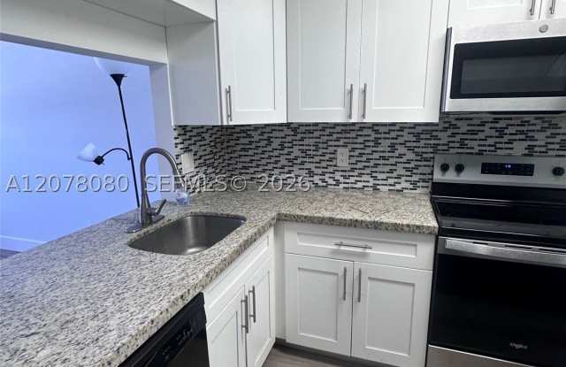 10049 Winding Lake Rd Gallery 3